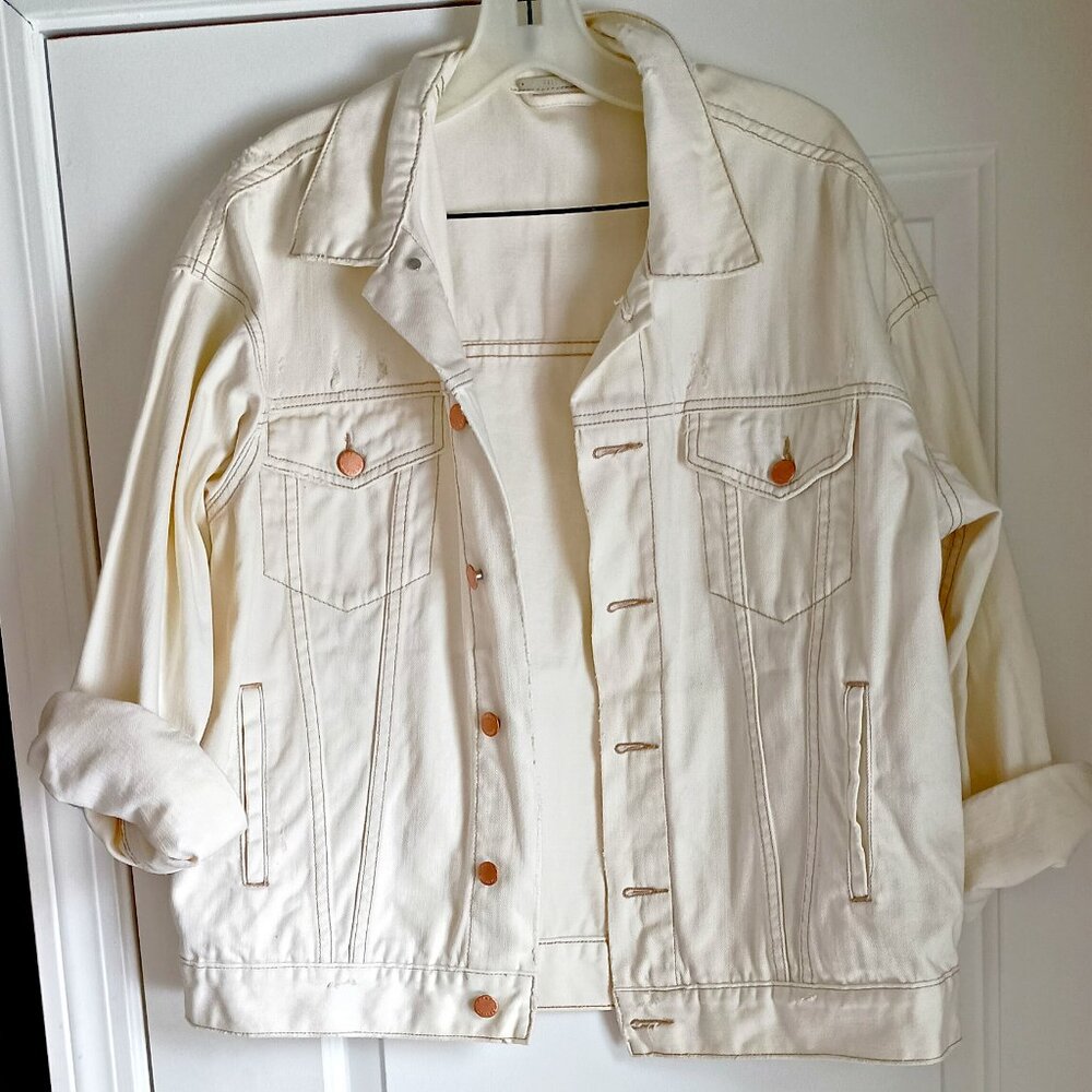 NWOT! FREE PEOPLE DISTRESSED DENIM TRUCKER JACKET